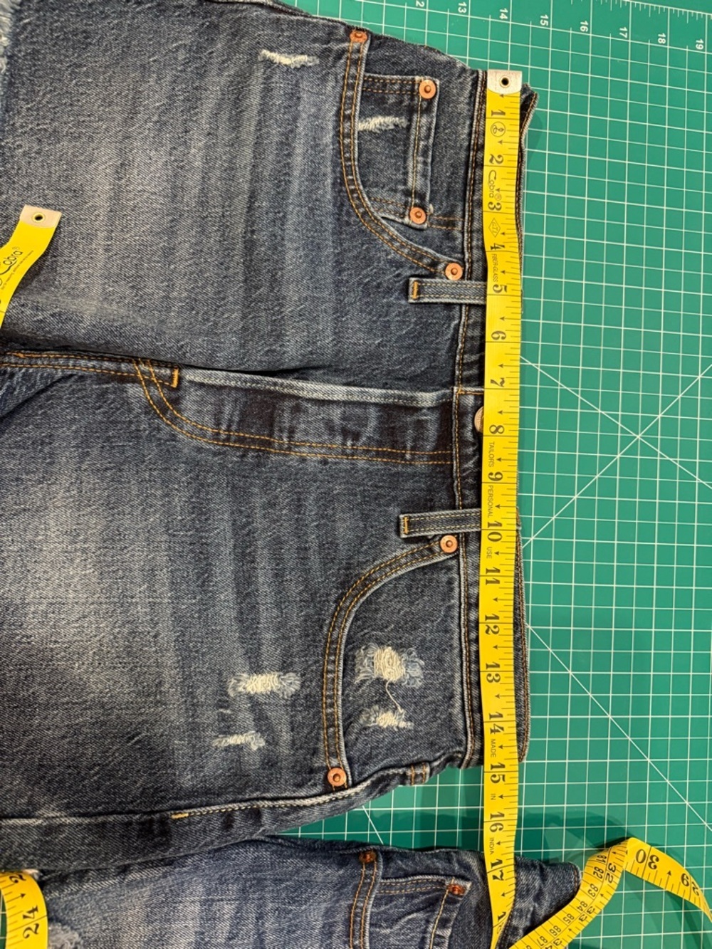 Levi’s 501 Distressed Cutoff Denim Shorts Women’s Size W29 High Rise Frayed Hem - Picture 11 of 11